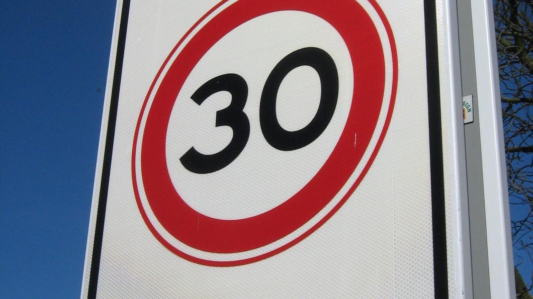 "Sign 30 km zone" van DennisM2, publiek domein